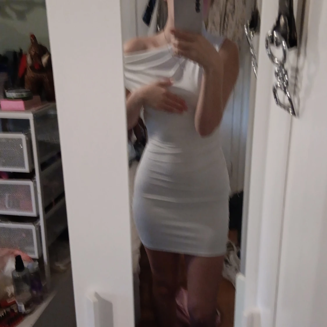 Vit offshoulder kortklänning Divided - 3