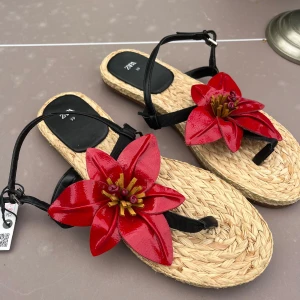 Zara sandaler med röd blomma - Sandaler från Zara med flätad sula och fin blomma. Aldrig använda därav helt nyskick🤩