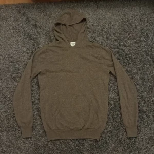 Kashmir hoodie  - Kashmir hoodie från john henric, storlek M, skick 9/10, snören tillkommer