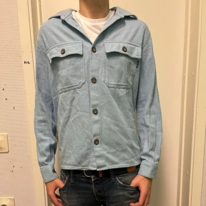 overshirt från Only&sons - Snygg ljusblå överskjorta från only&sons, storlek M! 