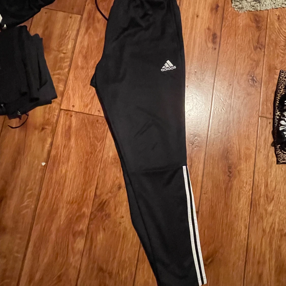 Svarta Adidas träningsbyxor