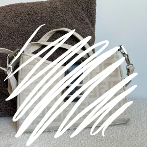 Beige axelväska som liknar märke - Säljer en beige axelväska. Hör av er för fler bilder🫶🏻