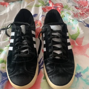 Adidas Gazelle - Skit stiliga skor att ha på sig, svart färg med mocka. Vid frågor och funderingar hör gärna av dig! 😃