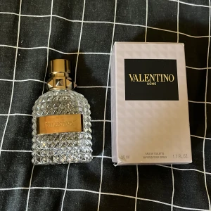 Valentino Uomo EdT 20ml - Stilren och lyxig parfym från Valentino. Flaskan rymmer 50 ml men har ungefär 25ml kvar och är perfekt för dig som vill sticka ut med en exklusiv touch. Eau de toilette-variant som passar dig som gillar att känna dig fräsch hela dagen.
