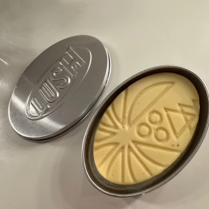 LUSH Massagekaka - Säljer denna LUSH Massagekaka i Coconut Drench och även en produktförvarning till den. Har bara testat den på armen 1 gång.