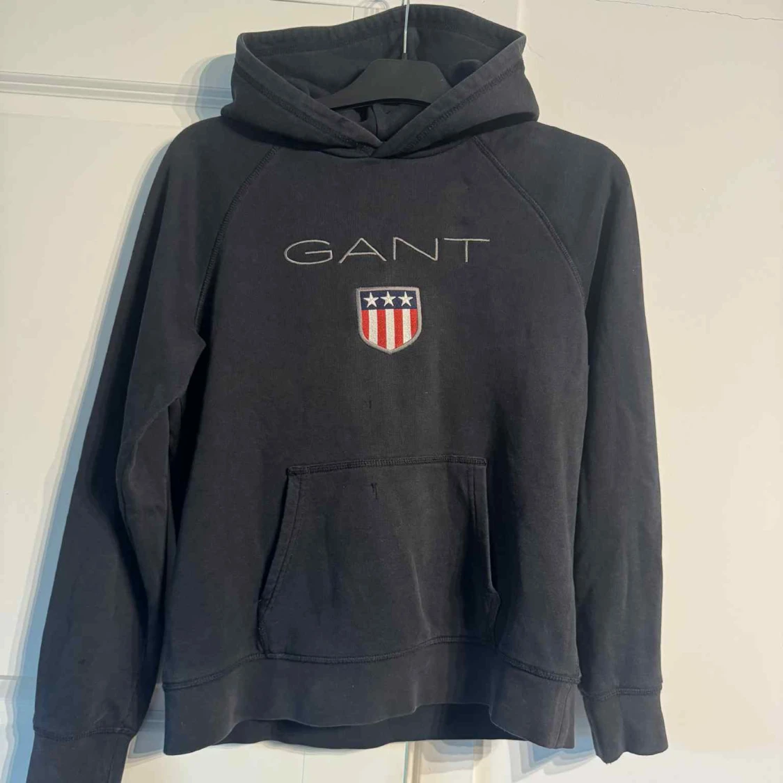 GANT hoodie med broderad logga - 1