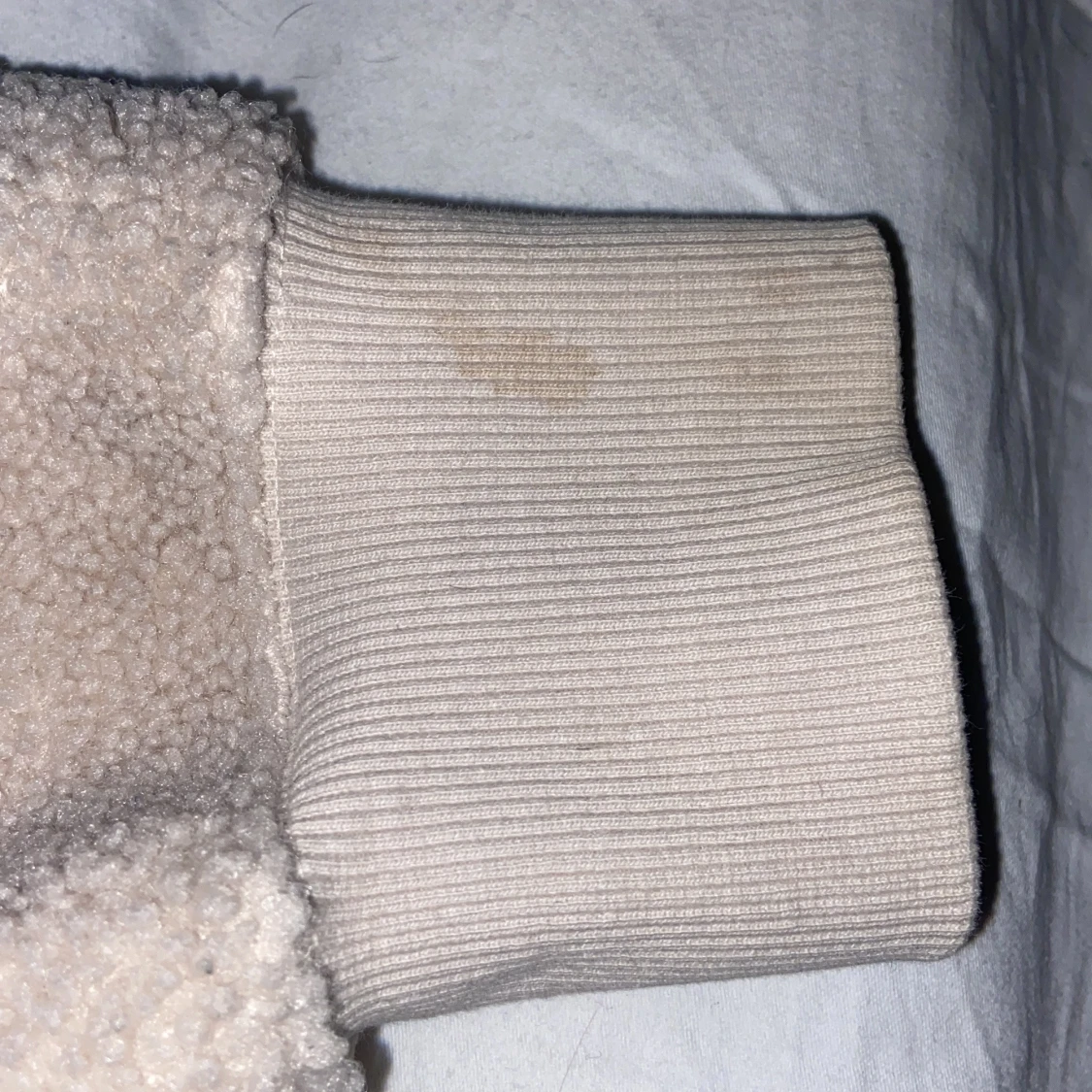 Vit/beige teddyjacka från Uniqlo i storlek M - 3