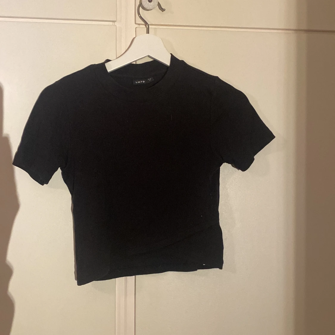 Svart croppad topp från LMTD