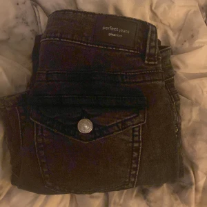 Jeans - Ett par Gina Tricot jeans med fickor som är gråa/svarta i storlek 40 och dem är knappt använda.Skriv för fler bilder om ni vill ha bättre bilder 