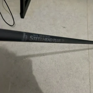 Steelhead Plus Golfklubba - Callaway Steelhead Plus golfklubba med originalskaft och röd Pure-grepp. Perfekt för golfare som söker en pålitlig klubba.