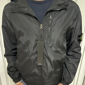 Stone island jacka - Sprillans ny Stone island jacka! Storlek S/M! Vid minsta fundering kontakta oss✔️