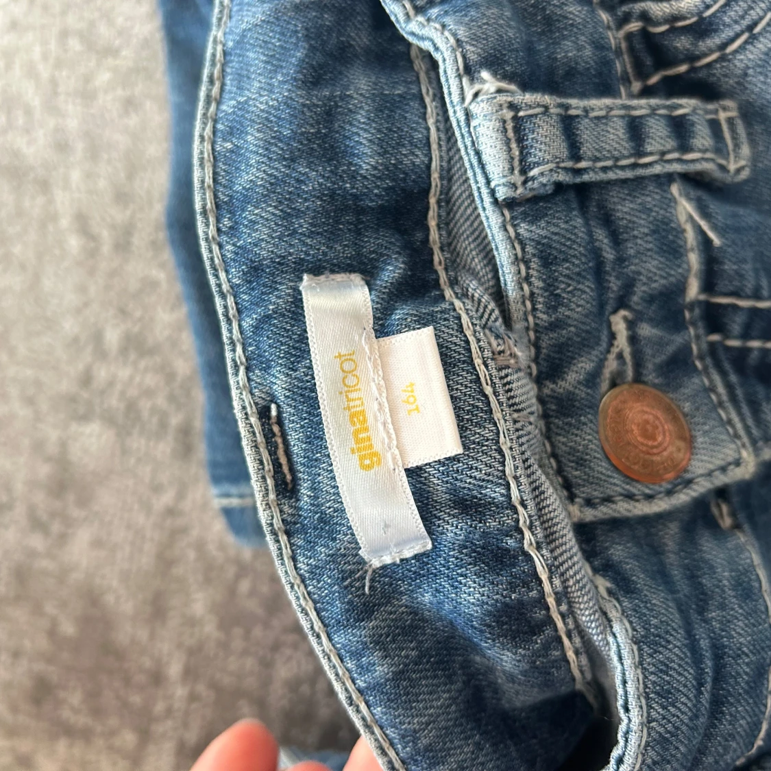 Blå jeans med kontrastsömmar - 4