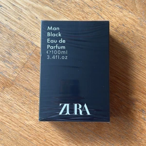 Zara Man Black Eau de Parfum - Stilren parfym från Zara, 100 ml. Tillverkad i Förenade Arabemiraten. Ingredienser: alkohol, vatten, parfym, dipropylene glycol, cinnamal, benzyl salicylate, citronellol, limonene, linalool m.fl. Perfekt för dig som vill sticka ut. Aldrig öppnad!!