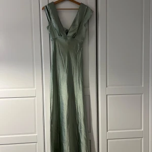 Ljusgrön långklänning från Hello Molly - Säljer en elegant ljusgrön långklänning från Hello Molly.
