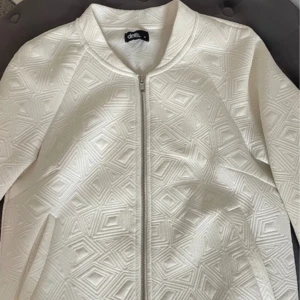 Superfin vit jacka - Jättefin vit jacka som e nästan helt oanvänd💕💕