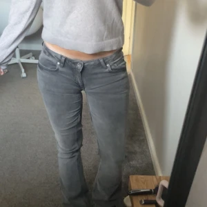 Lågamidjade jeans  - Säljer dessa gråa jeans som kommer från kidsbrandstore men som jag sytt om så att dom ska bli ultra low waist. Dom är ganska små i storlek. Nypriset på dessa var 600