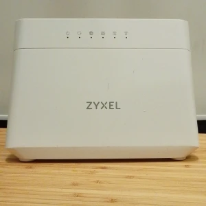 Zyxel router - Stilren Zyxel router med stöd för både 2.4GHz och 5GHz WiFi. Utrustad med 4 LAN-portar, WAN-port, USB och WPS-funktion. Några mindre ytliga repor och tejp på baksidan, men i gott skick och fullt fungerande.