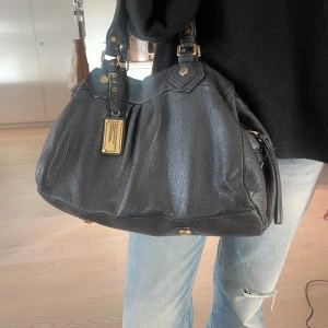   Marc by Marc Jacobs väska!!! - As snygg och trendig Marc Jacobs väska!! Älskar den men säljer så den inte kommer till användning längre 🥰 Köpte för ca 3000kr. Kan diskutera priset❤️❤️