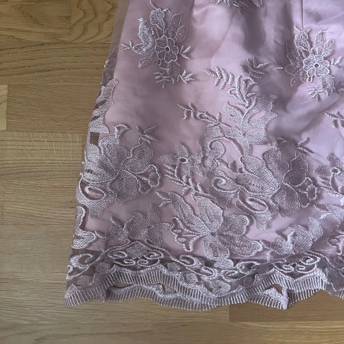 Ljusrosa spetsklänning från Chi Chi London - 2