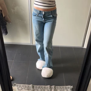 Lågmidjade jeans från zara - Jättesnygga jeans från Zara!! Knappt använda och kommer inte till användning