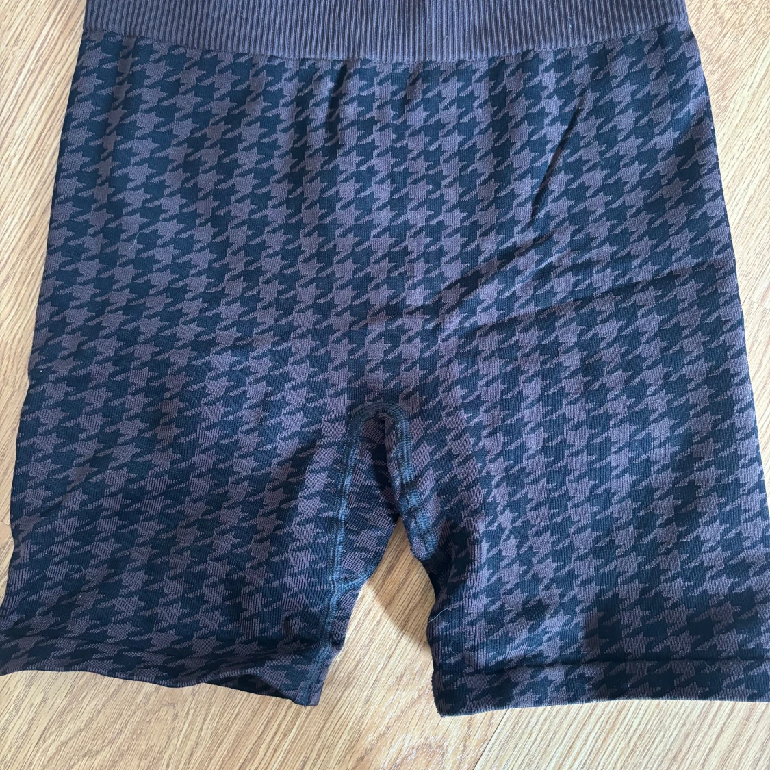 Brunt träningset från NA-KD - 1