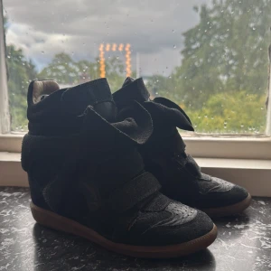 Isabel Marant - Säljer mina svarta jättesnygga Isabel Marant skor då de tyvärr har blivit för små. Se bild 5, för defekt💞💞 Storlek 37, skriv för fler bilder och frågor💞kan tänka mig gå ner i spris vid snabbt och smidigt köp!!