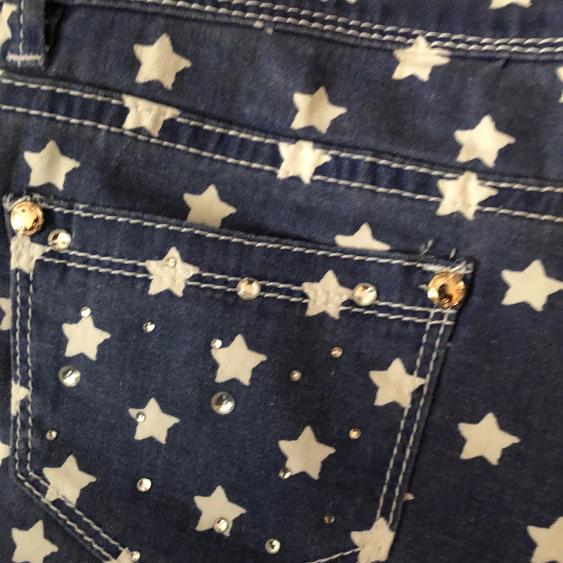 Stjärn- och randmönstrade mini lågmidjade shorts  - 4