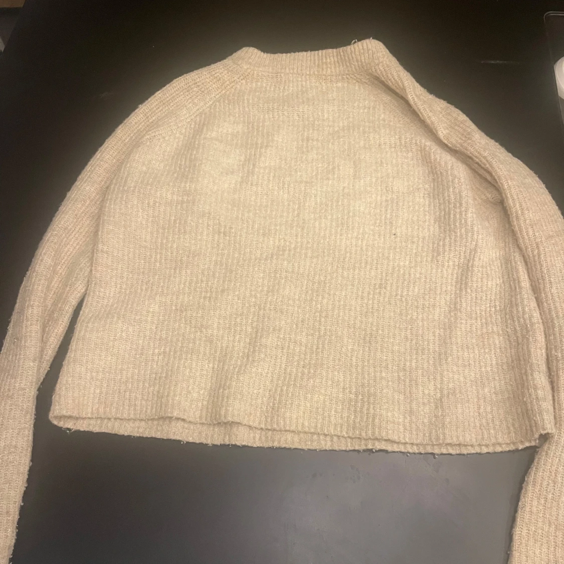 Beige croppad stickad tröja - 1