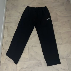 Svarta Sofialäktaren mjukisbyxor M - Limited edition sofialäktaren brallor. Storlek M. Säg ett pris så kan vi diskutera.