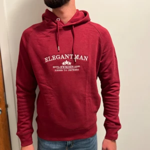 Vinröd hoodie från Elegantman M - Vinröd hoodie från Elegantman, Helt ny  Super snygg modell  sidfickor Jag har storlek xs- s-m - L 100% ekobomull  Fleece insidan