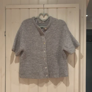Grå stickad tröja  - Jättefin kortärmad stickad tröja från Gina tricot, tröjan är använd med inga defekter💕💕 superfin!!!