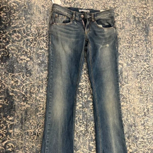 Lågmidjade bootcut jeans  - Lågmidjade bootcut jeans från fornanina, helt nya säljer pga för små. Storlek 25. Midjemått: 36cm Innerbensläng:85cm❤️‍🔥❤️‍🔥❤️‍🔥
