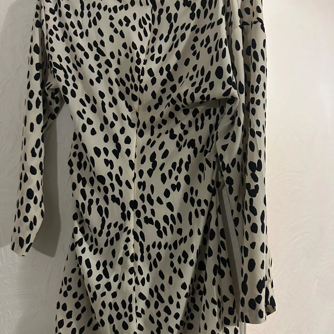 Svartvit leopardklänning från H&M - 1