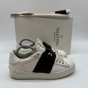 VALENTINO ROCKSTUD SNEAKERS - Valentino rockstud sneakers - Skick: 8,5/10 en nit har lossnat på insidan inget som syns vid använding - Storlek 36,5 sitter som 37 - Tillbehör: Kort - Nypris 7700kr - Hör av dig vid minsta fundering / Deluxecloset