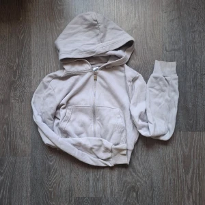 Kort luvtröja - Säljer denna lila tröjan från H&M⭐️ Storlek XS