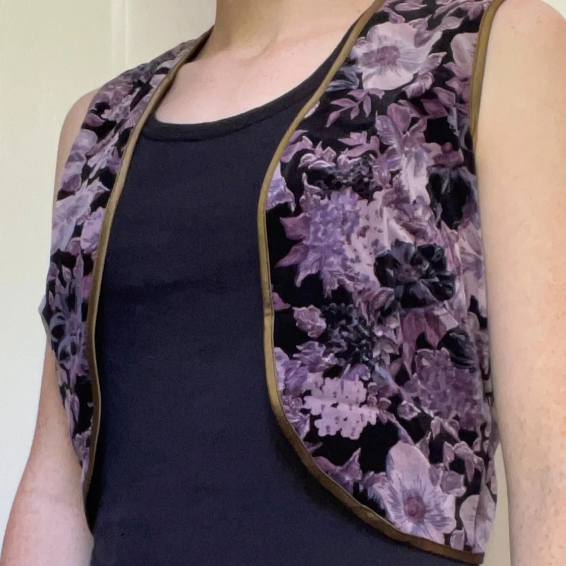 Lila blommig väst med guldkant - 1