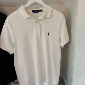 Vit pikétröja från Polo Ralph Lauren - Sparsamt använd Ralph lauren pike