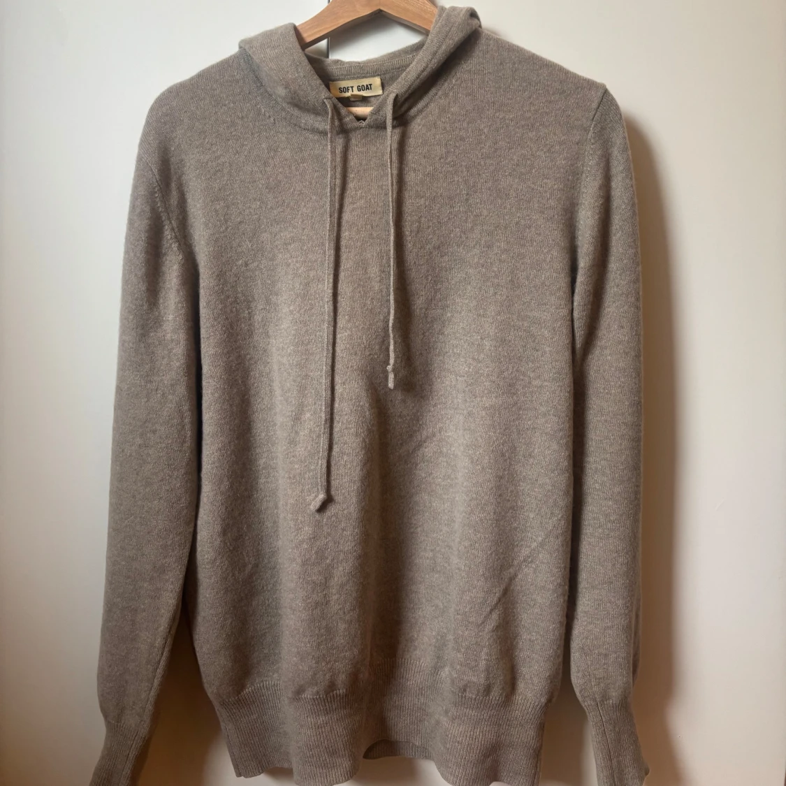 Beige hoodie i kashmir från Soft Goat