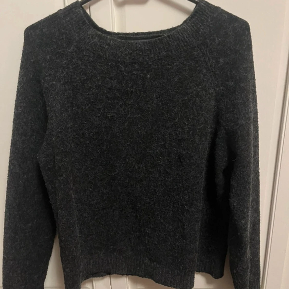 Mörkgrå stickad tröja från Vero Moda