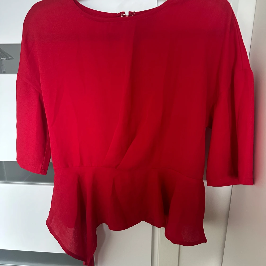 Röd blus med volang från Vero Moda