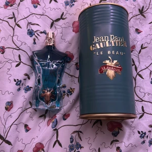 Jean Paul Gaultier Le Beau Parfum - Stilren och unik parfym med cool design från Jean Paul Gaultier. Flaskan innehåller 75 ml (70ml kvar) och är tillverkad i Spanien. Perfekt för dig som vill sticka ut och ge din stil en extra edge.