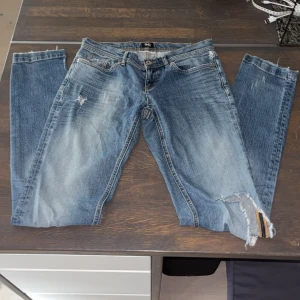 Dolce Gabbana jeans - Säljer nu dessa Dolce gabban jeans! Storlek 29. Jeansen har en reva på vänstra ben, annars gott skick! Hör av er vid funderingar