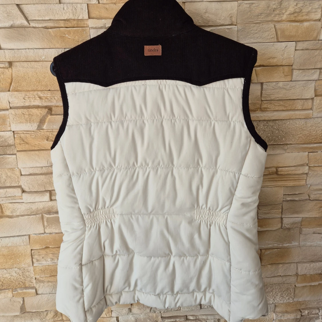 Vit och brun dunväst från Tindra - 1