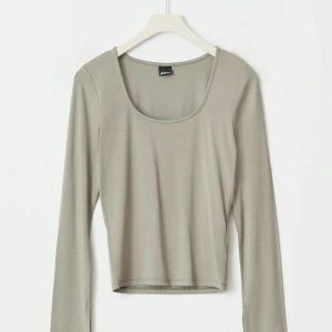 Soft touch topp Gina Tricot - Superbekväm soft touch top från Gina. Är i ett mjukt, stretchigt material som sitter tight och ger en snygg passform . Använd max 2-3 gånger. Storleken är xxs men får plats på mig som är xs-s