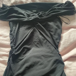 Off shoulder draperad topp från bikbok!❣️❣️ - Säljer nu en jättefin topp fårn bikbok❣️den är i fint skick, skriv vid funderingar!!❣️❣️