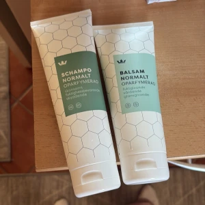 Schampoo och  balsam -  ett set med parfymfritt schampo och balsam för normalt hår från Apoteket AB. Schampot är fuktighetsbevarande och skyddande, balsamet ger glans och vård. Båda är skonsamma och tillverkade i Sverige. De är nya. Nypris 120kr.