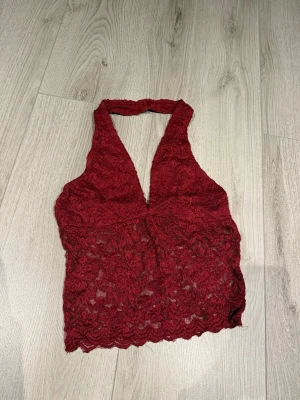 halterneck top spets - En bourgone röd färgad halterneck topp i spets, jätte fin till sommaren, aldrig använd