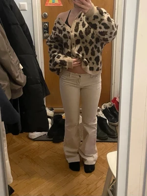 Lågmidjade byxor - Ljusa Lågmidjade byxor i Manchester material nästan. Super bekväma och sitter skit snyggt. Dem är lågmidjadd och utsvängda🥰🥰skriv om du har några funderingar eller vill ha mått💞 pris kan absolut diskuteras, mörkret är hm och är från dividend kollektionen, köptes för 4 år sen!