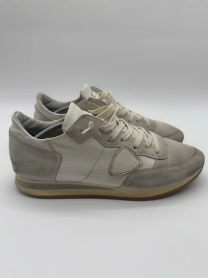 Philippe Model Trpz - Philippe Model Trpz. Skick 8,5/10. Storlek 44. Innersula 29,5 cm. Nypris ca 3 000kr. Hör av dig vid frågor – Deluxecloset.