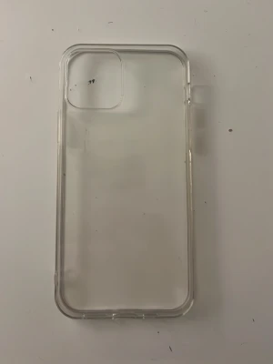 Transparent skal till iPhone - Snyggt och stilrent genomskinligt mobilskal till iPhone. Skalets material är mjuk plast som skyddar mobilen mot repor och stötar. Perfekt för dig som vill visa upp telefonens design men ändå ha ett skyddande lager.